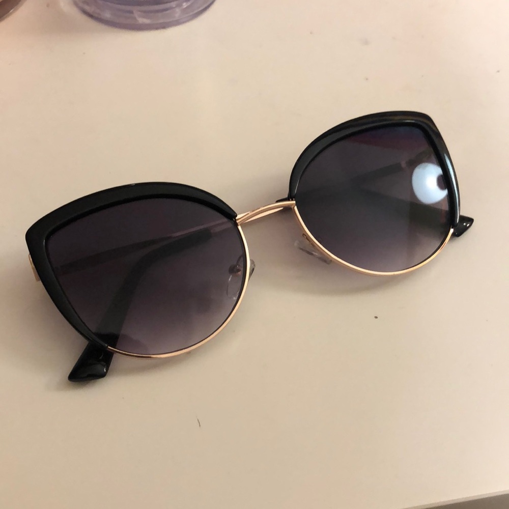 SLEEK BLACK AND GOLD SUNGLASSES